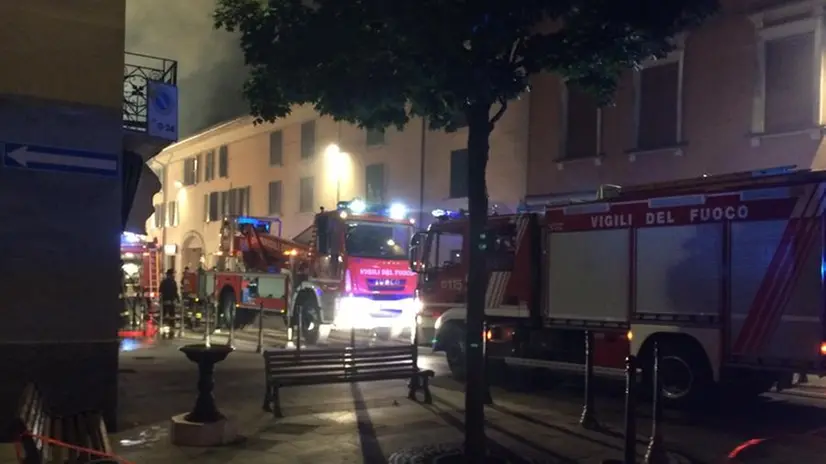 Vigili del fuoco al lavoro per spegnere l'incendio a Manerbio