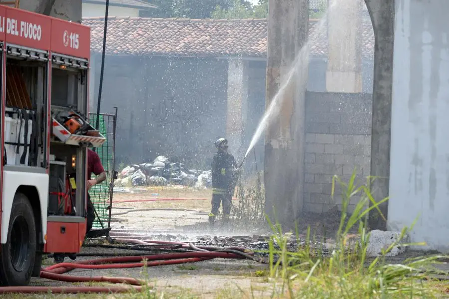 L'incendio in cascina e i Vigili del fuoco al lavoro
