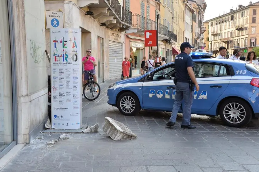 Un pezzo di balcone cade in corso Zanardelli
