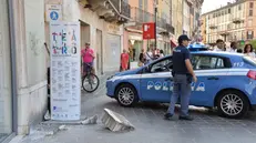Un pezzo di balcone cade in corso Zanardelli