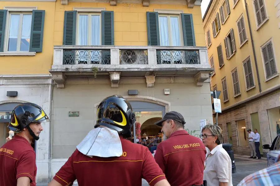 Un pezzo di balcone cade in corso Zanardelli