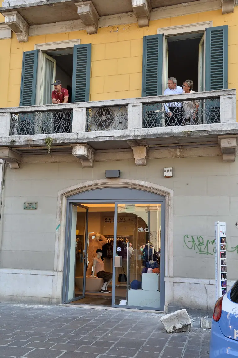 Un pezzo di balcone cade in corso Zanardelli