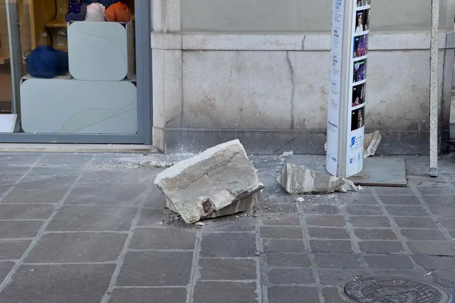 Un pezzo di balcone cade in corso Zanardelli