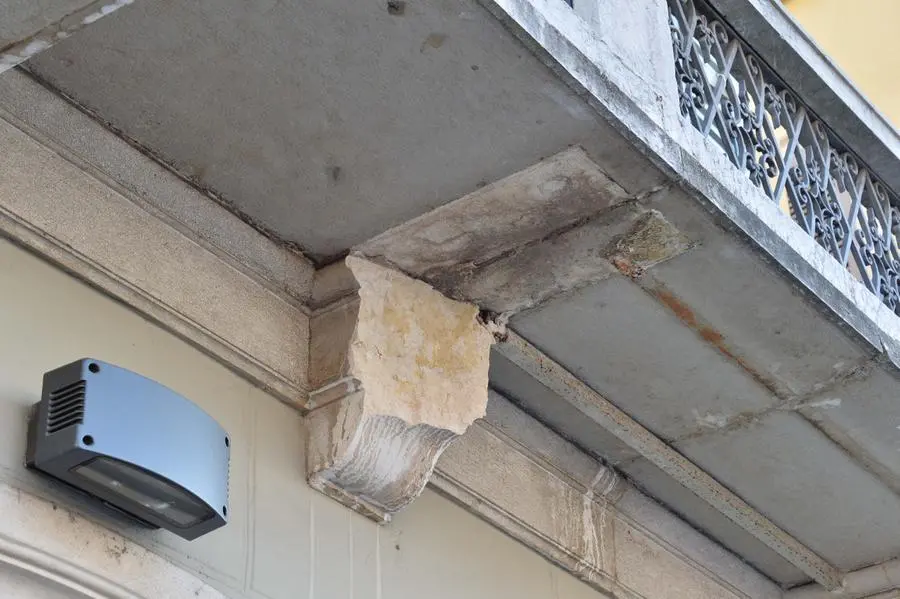 Un pezzo di balcone cade in corso Zanardelli