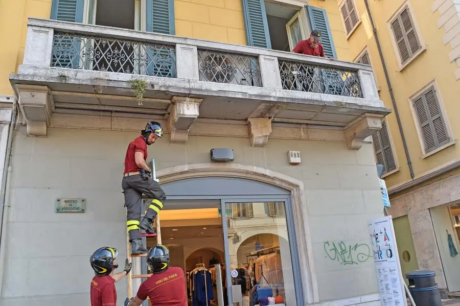 Un pezzo di balcone cade in corso Zanardelli