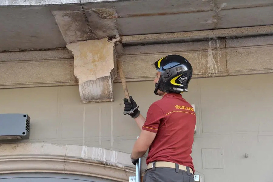 Un pezzo di balcone cade in corso Zanardelli