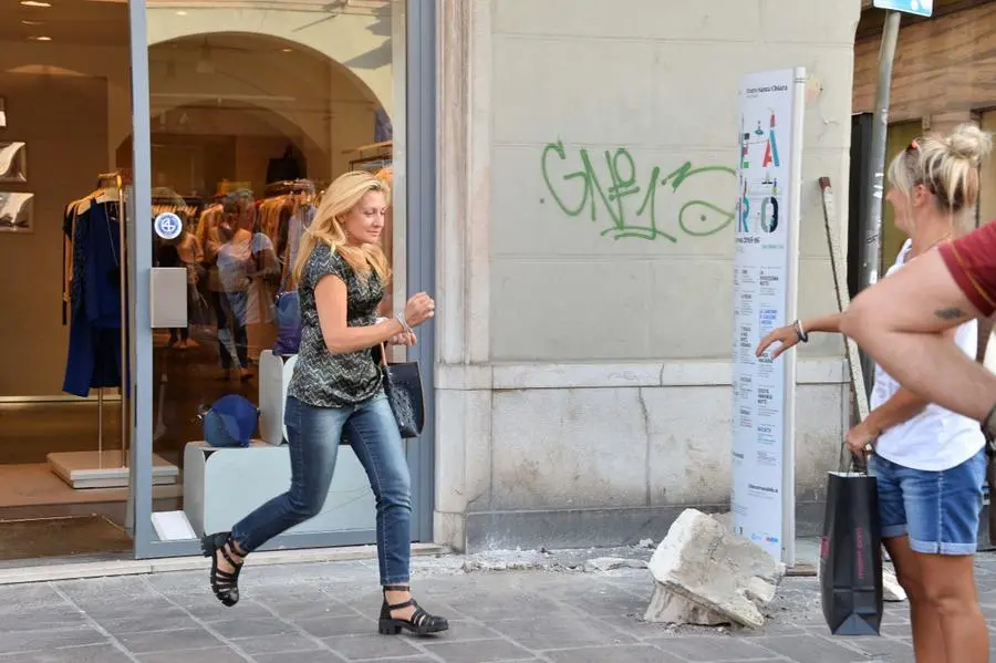 Un pezzo di balcone cade in corso Zanardelli