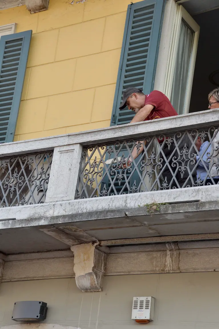 Un pezzo di balcone cade in corso Zanardelli