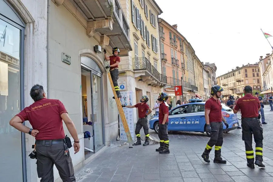 Un pezzo di balcone cade in corso Zanardelli