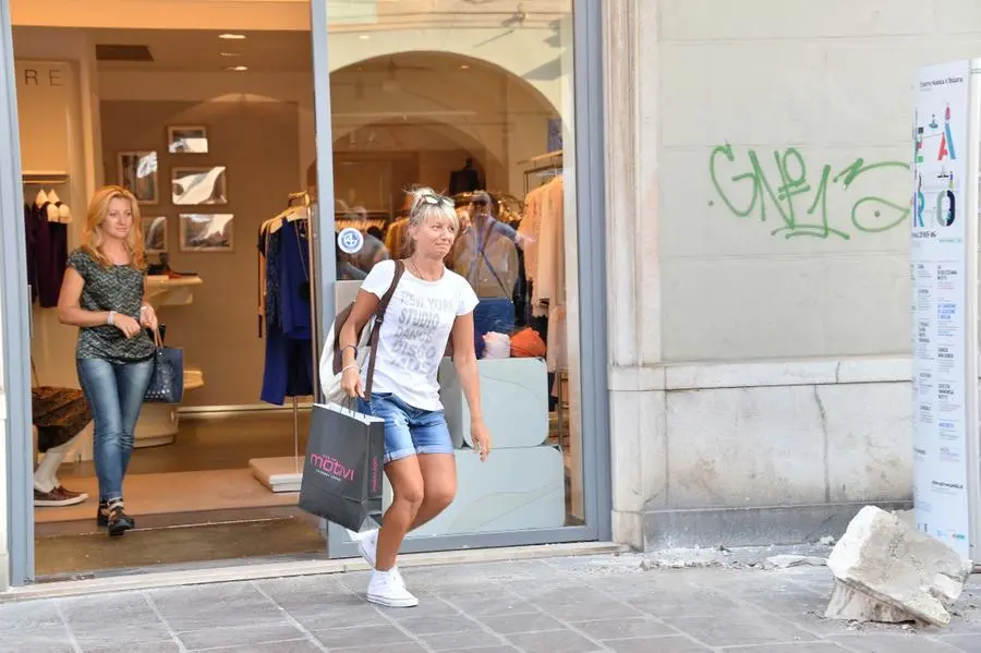 Un pezzo di balcone cade in corso Zanardelli