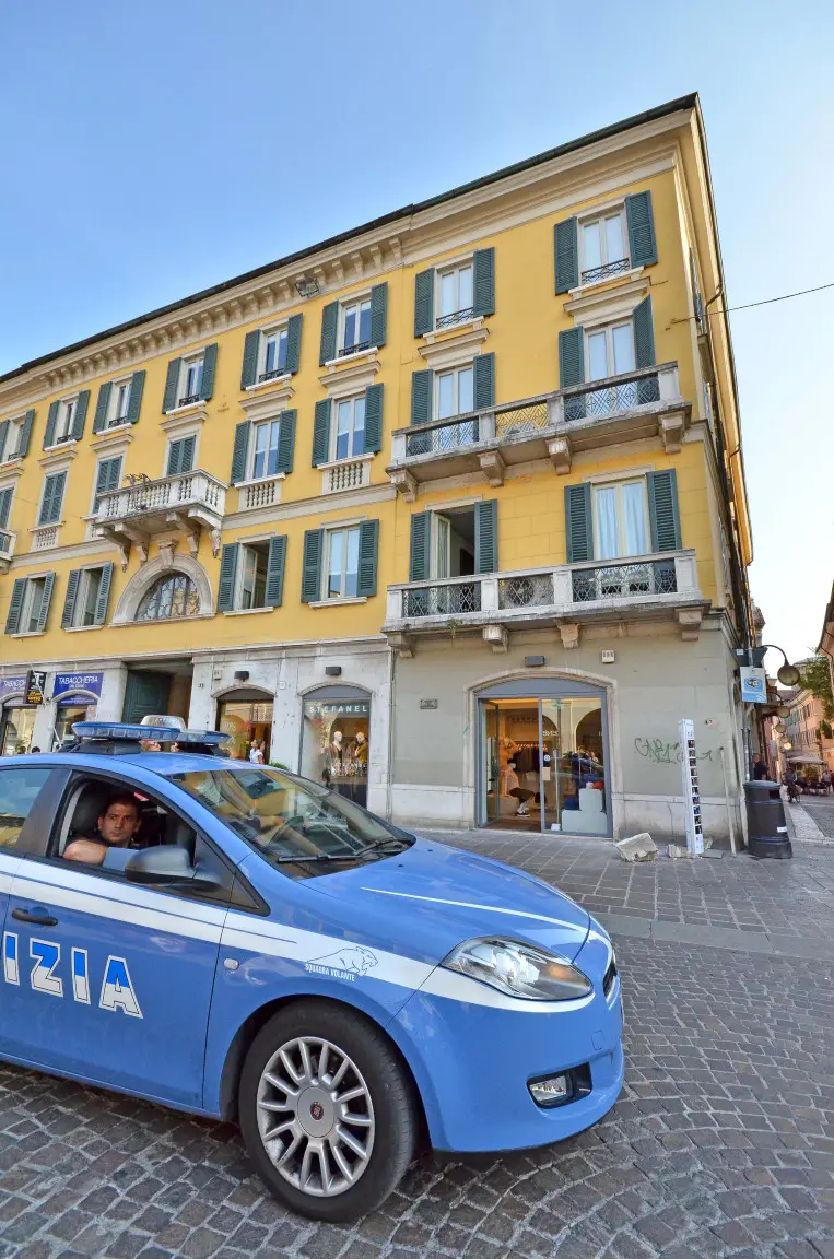 Un pezzo di balcone cade in corso Zanardelli
