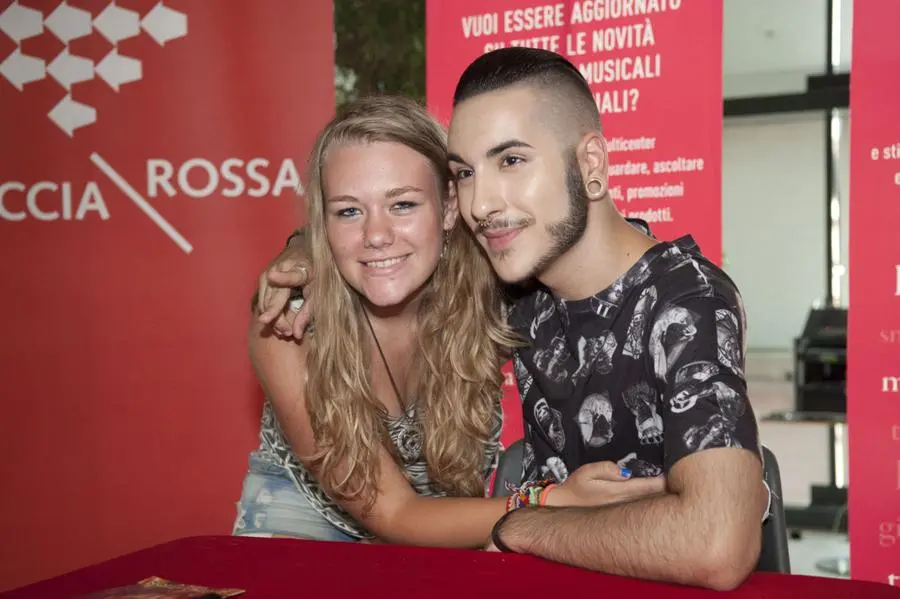 Folla di fan per Madh