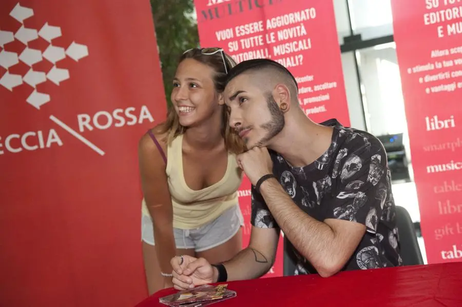 Folla di fan per Madh