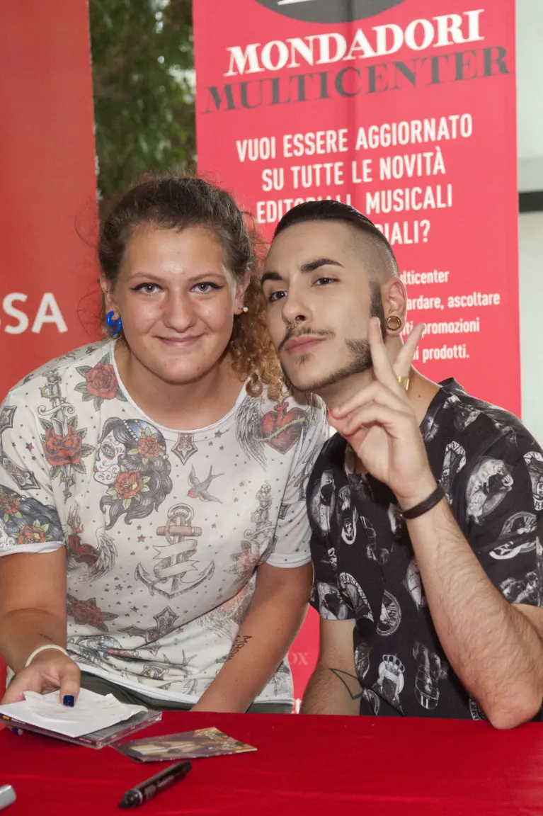 Folla di fan per Madh