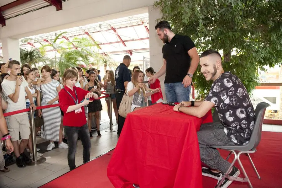 Folla di fan per Madh