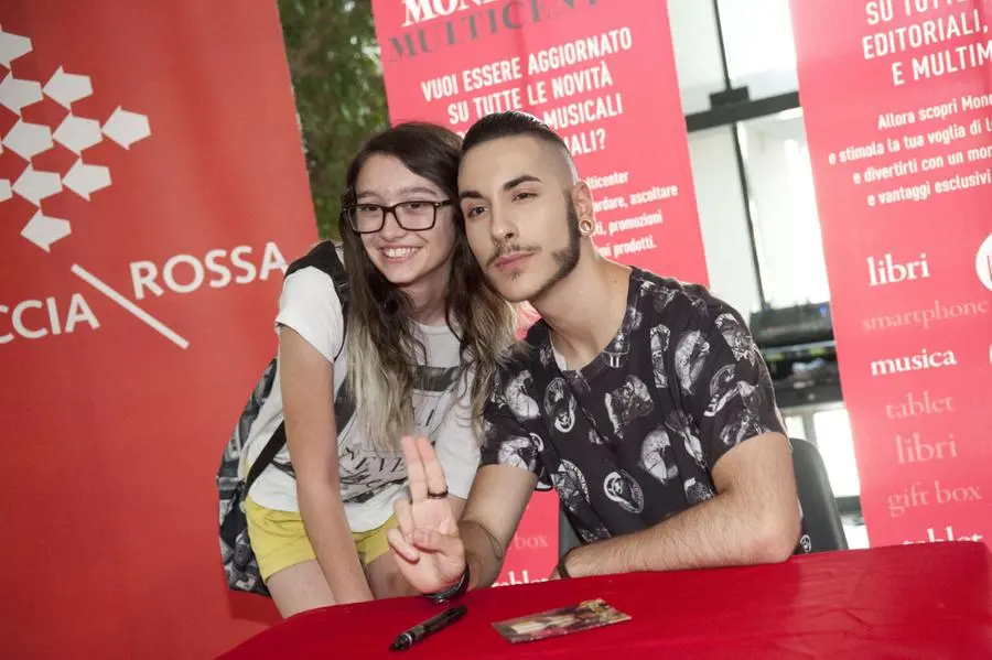 Folla di fan per Madh