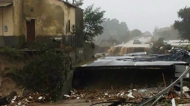 Strada e ferrovia distrutte dalla furia del maltempo in Calabria