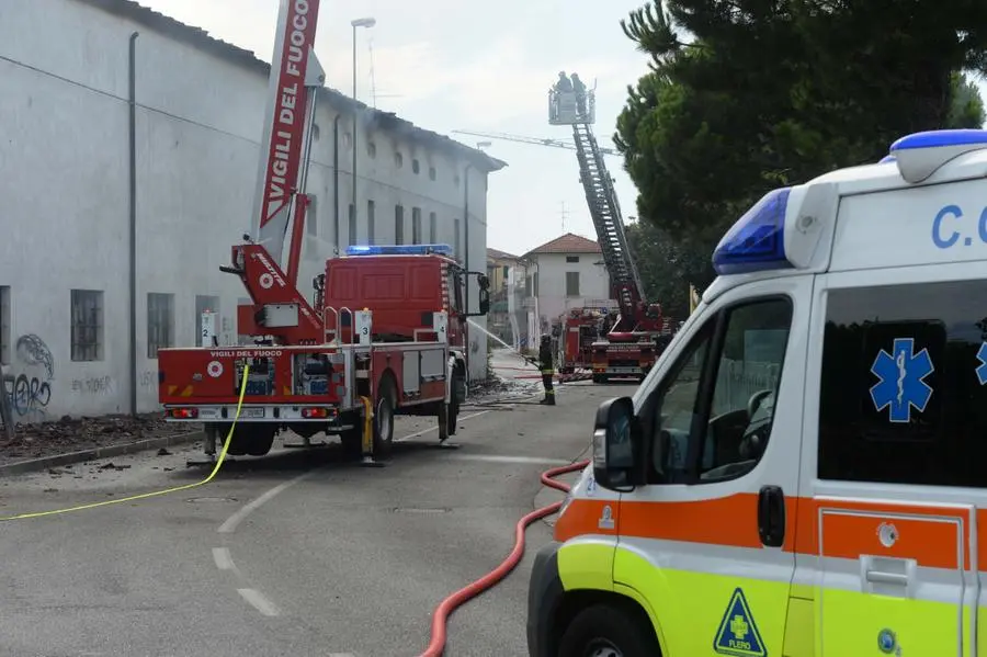 L'incendio in cascina e i Vigili del fuoco al lavoro