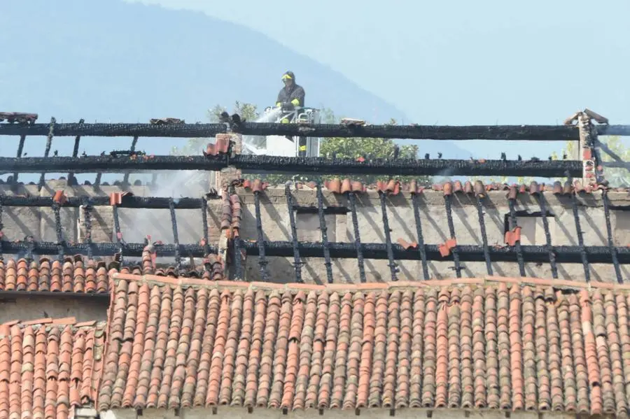 L'incendio in cascina e i Vigili del fuoco al lavoro