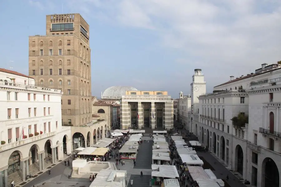 L'inaugurazione del nuovo mercato del sabato mattina