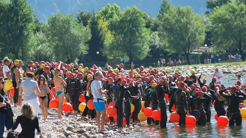 I partecipanti alla Lake Swim nel lago d'Idro