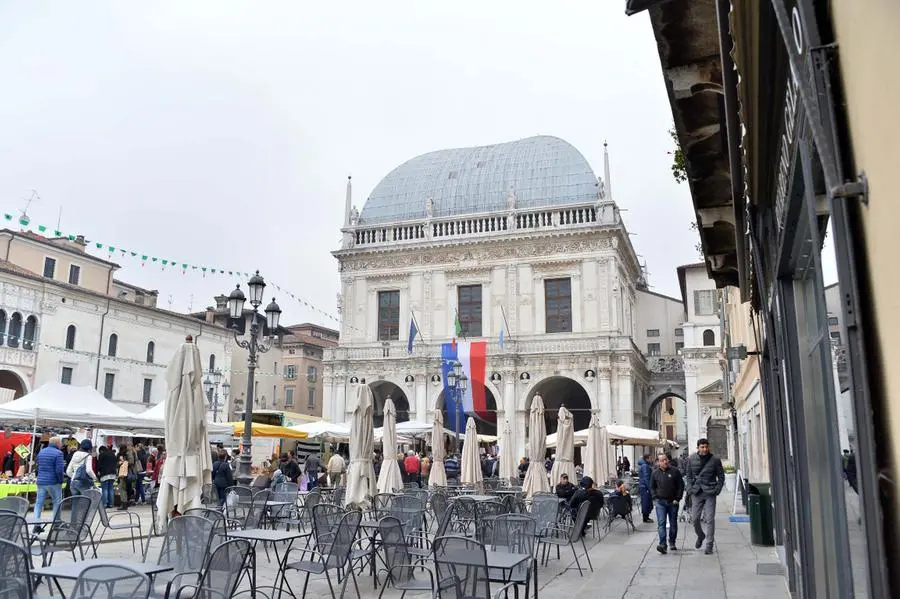 La bandiera francese fuori dalla Loggia