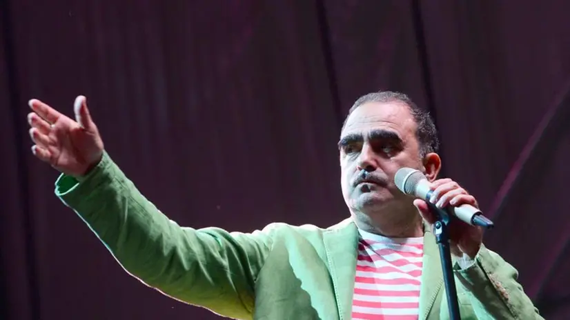 Elio e le Storie Tese dal vivo in piazza Loggia