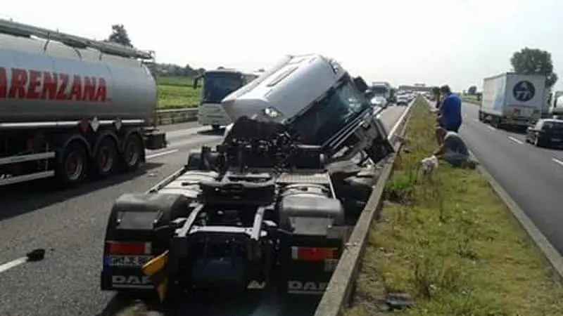 La motrice ribaltatasi nelle foto di alcuni automobilisti