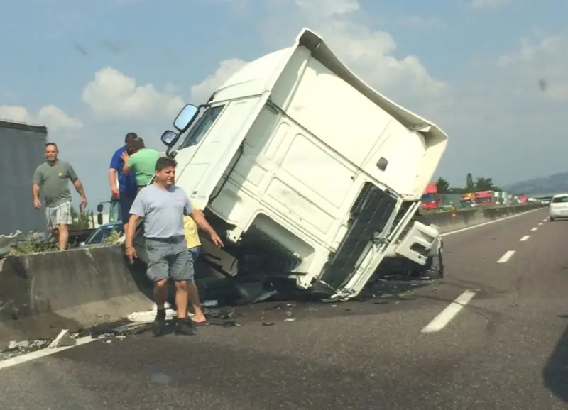 La motrice ribaltatasi nelle foto di alcuni automobilisti