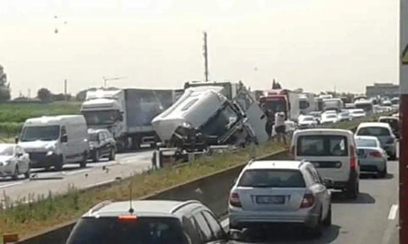 La motrice ribaltatasi nelle foto di alcuni automobilisti