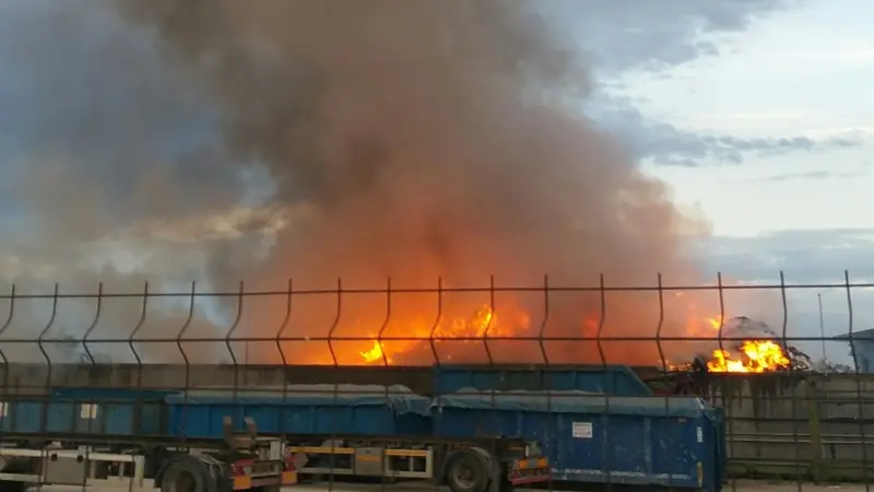 Le fiamme alte alla Specialrifiuti