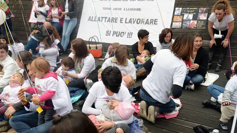 Flash mob per l'allattamento