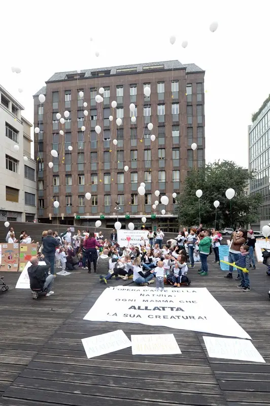 Flash mob per l'allattamento