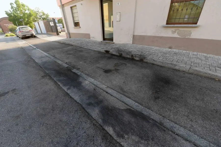Auto in fiamme in via Isole Lipari