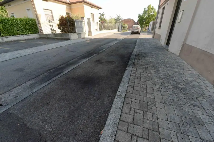 Auto in fiamme in via Isole Lipari