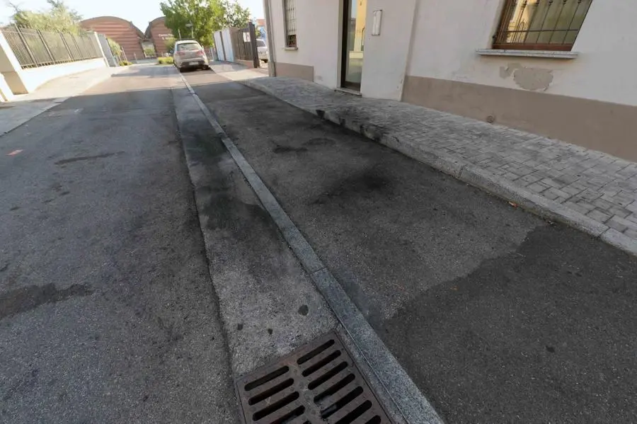 Auto in fiamme in via Isole Lipari