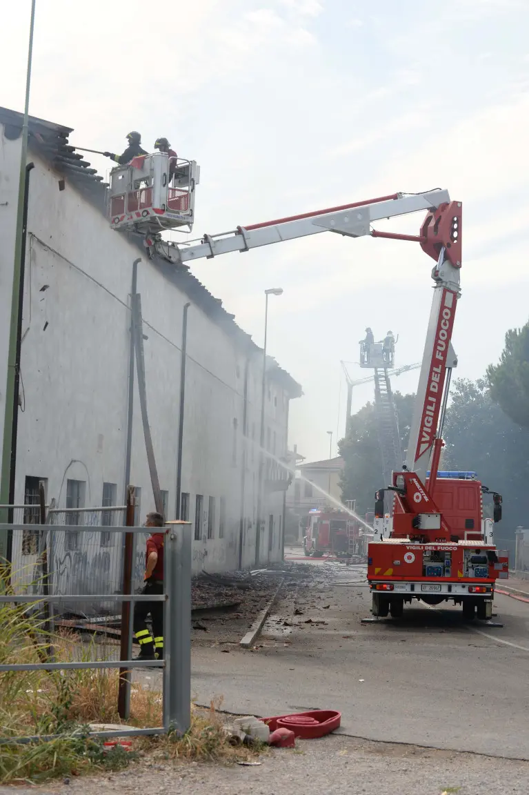 L'incendio in cascina e i Vigili del fuoco al lavoro