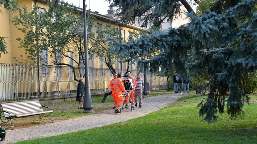 Corso Magenta, rissa e soccorsi