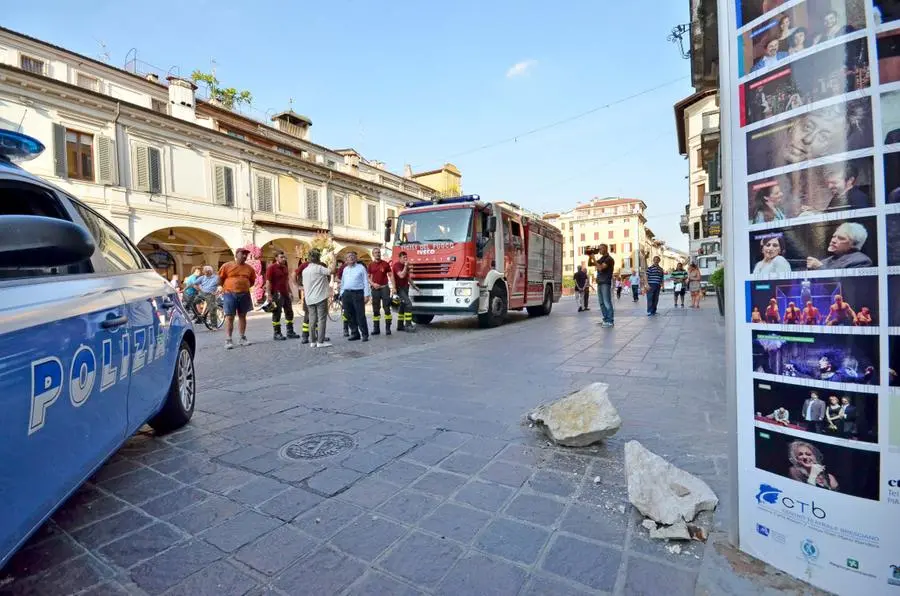 Un pezzo di balcone cade in corso Zanardelli