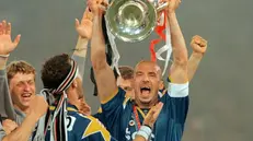 Il "pelato" Gianluca Vialli alza la Coppa dei Campioni. Era il 1995.