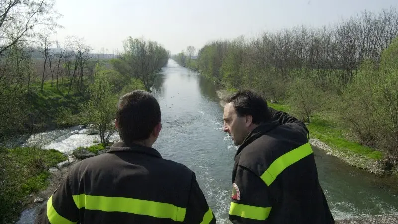 Vigili del fuoco al lavoro sul fiume