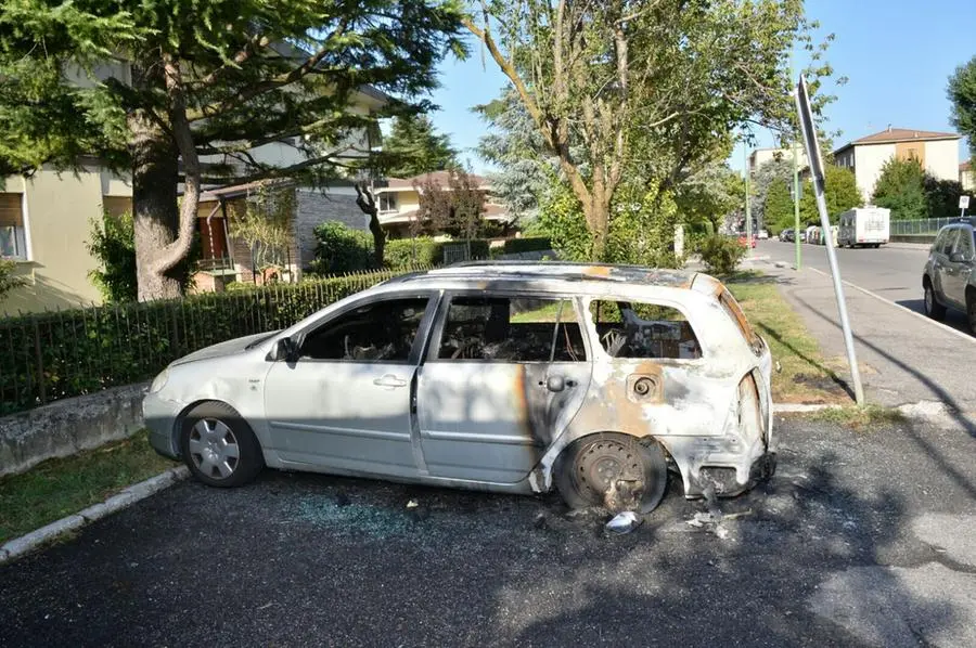 L'auto incendiata in via Zammarchi