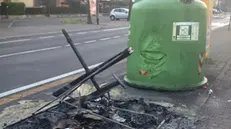 Il cassonetto incendiato a Bovezzo in via dei Prati