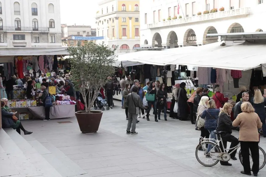 L'inaugurazione del nuovo mercato del sabato mattina