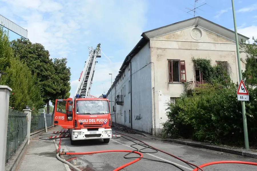 L'incendio in cascina e i Vigili del fuoco al lavoro