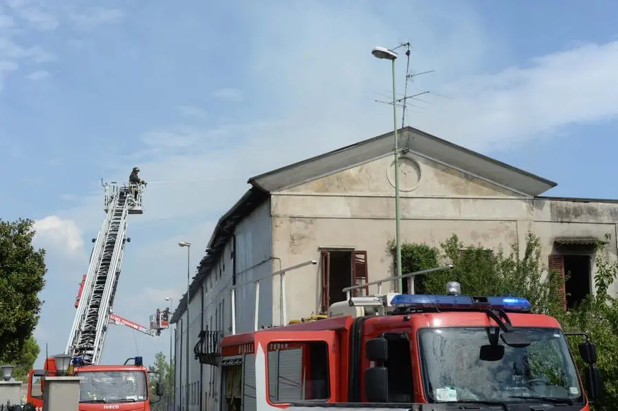 L'incendio in cascina e i Vigili del fuoco al lavoro