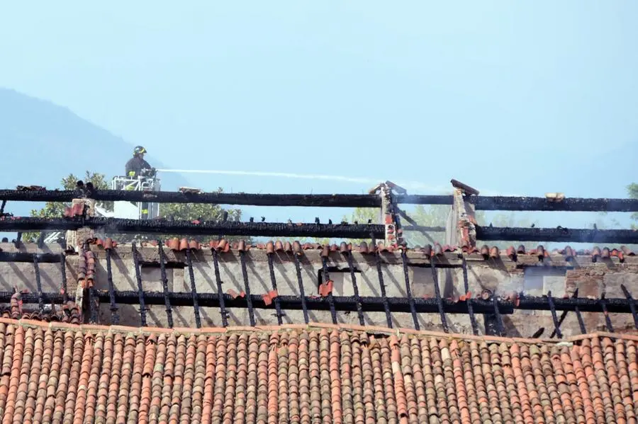 L'incendio in cascina e i Vigili del fuoco al lavoro