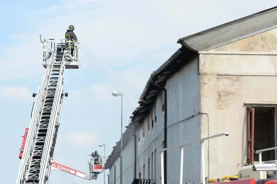 L'incendio in cascina e i Vigili del fuoco al lavoro