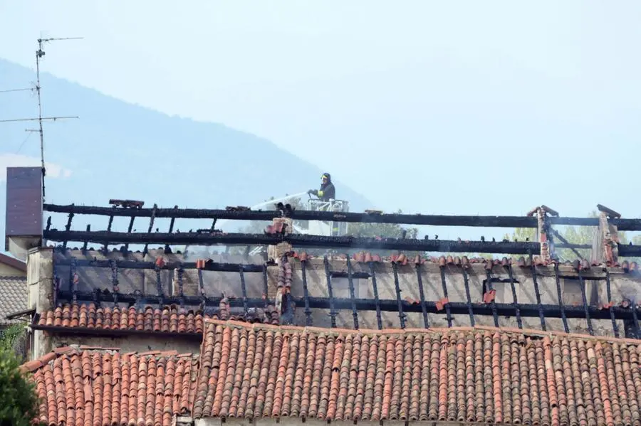 L'incendio in cascina e i Vigili del fuoco al lavoro