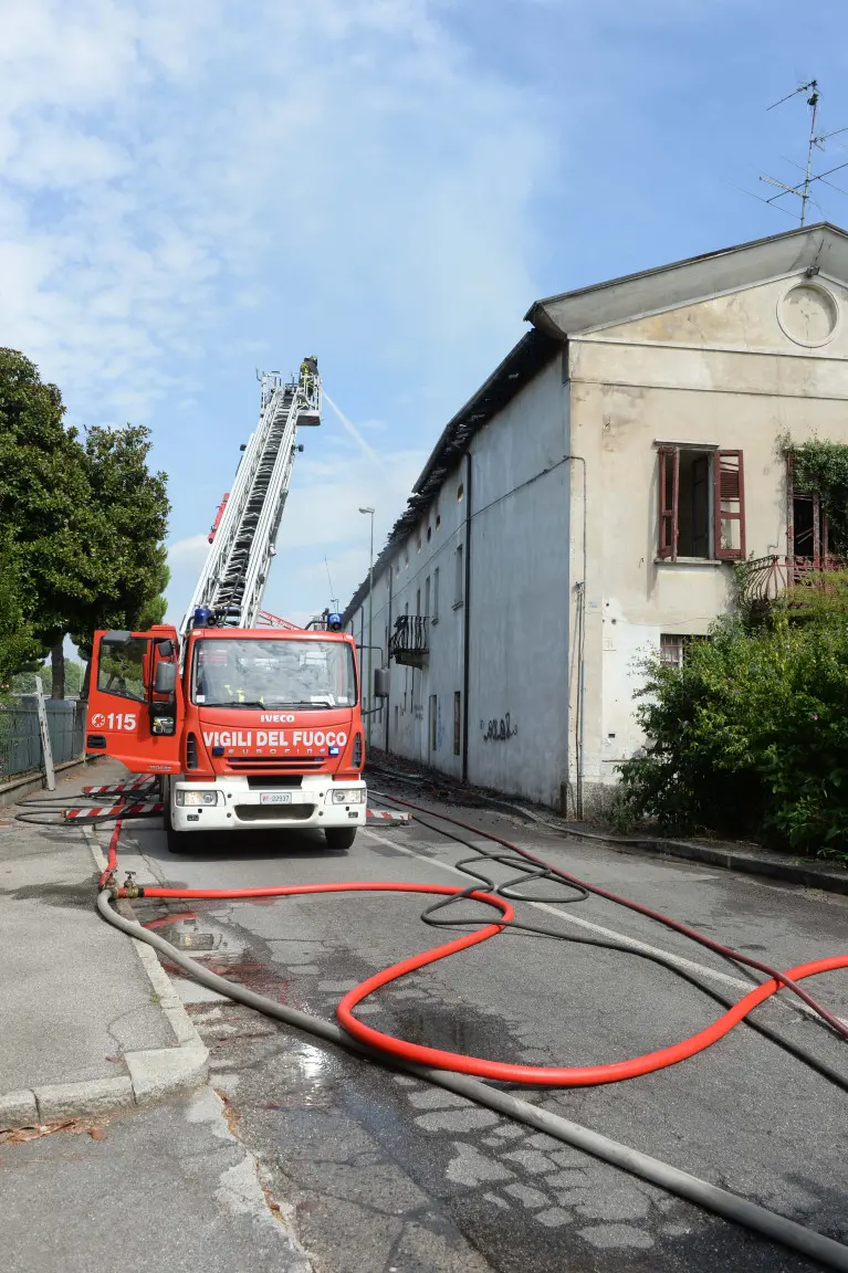 L'incendio in cascina e i Vigili del fuoco al lavoro